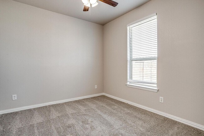 Building Photo - Move in Ready