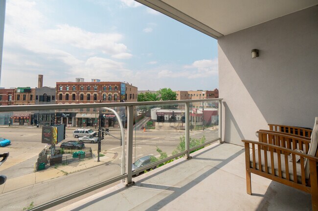 Building Photo - 1610 W Fullerton Ave