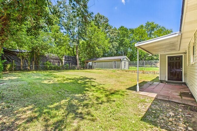 Building Photo - Updated home with New Kitchen, Hardwood Fl...
