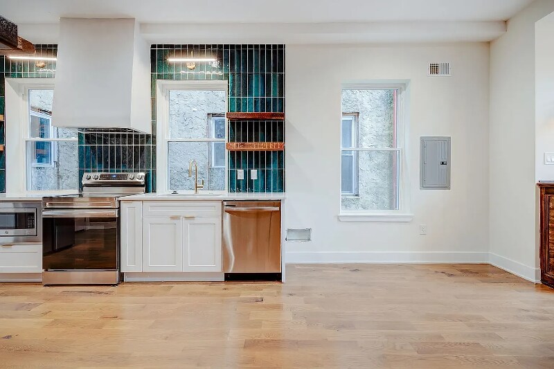 Building Photo - 2836 W Diamond St