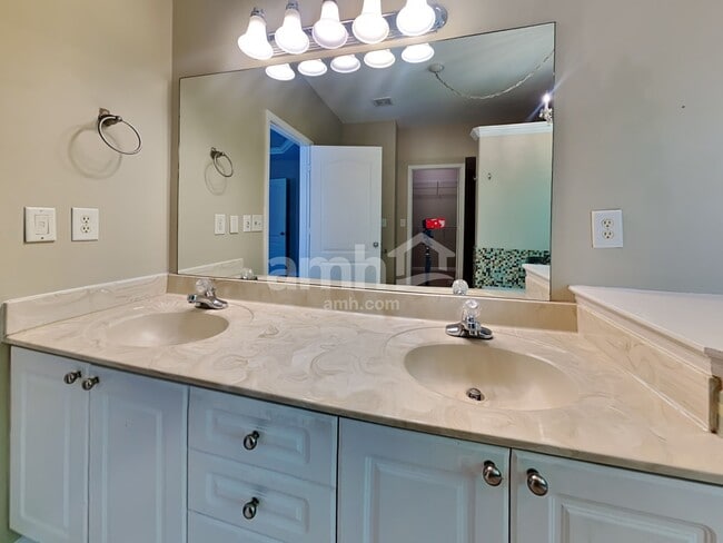 Building Photo - 1403 Bern Dr