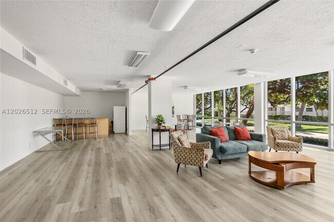 Building Photo - 2655 Collins Ave