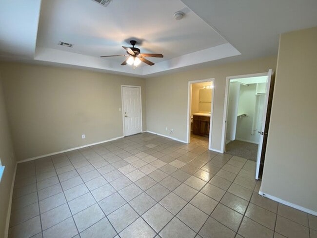 Building Photo - Spacious Duplex in Farmington!