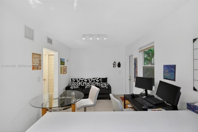 Building Photo - 3676 Oak Ave