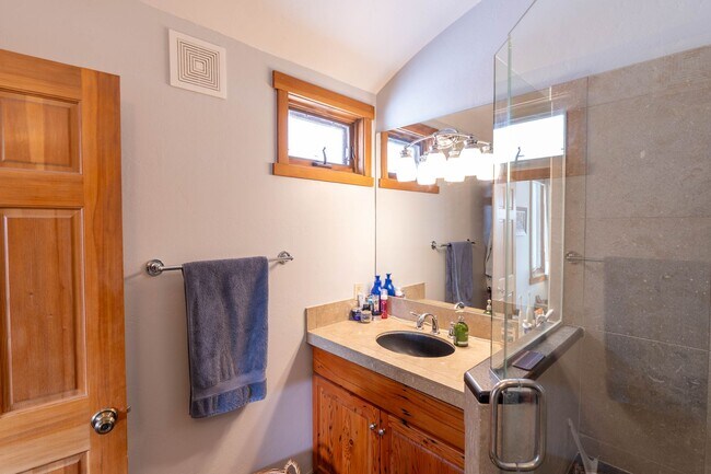 Building Photo - 407 Cascadilla St