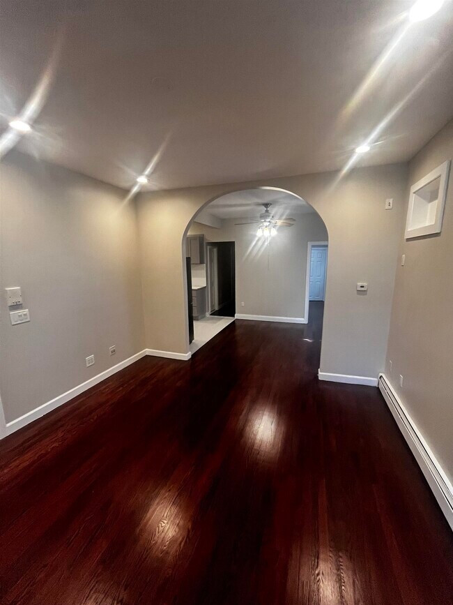 Building Photo - 633 37th St