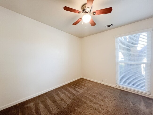 Building Photo - Spacious 3 Bed 2 Bath Home