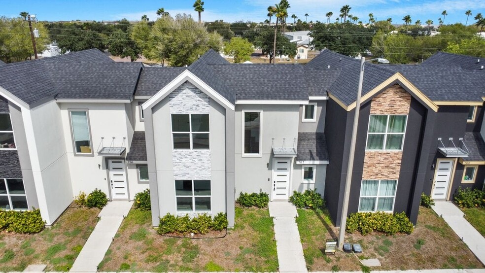 Building Photo - 706 W Seminole Ave