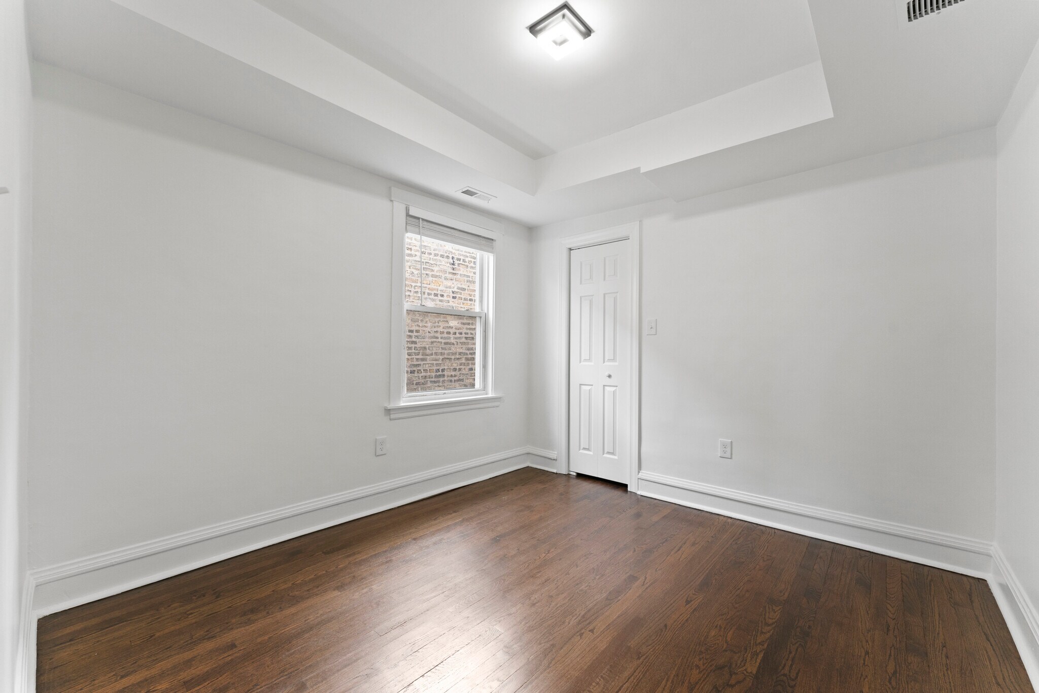 Building Photo - 5304 W Cornelia Ave