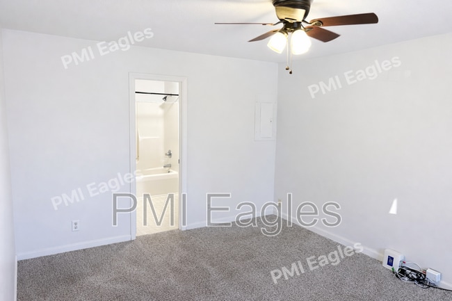 Building Photo - 1004 Bush Ave