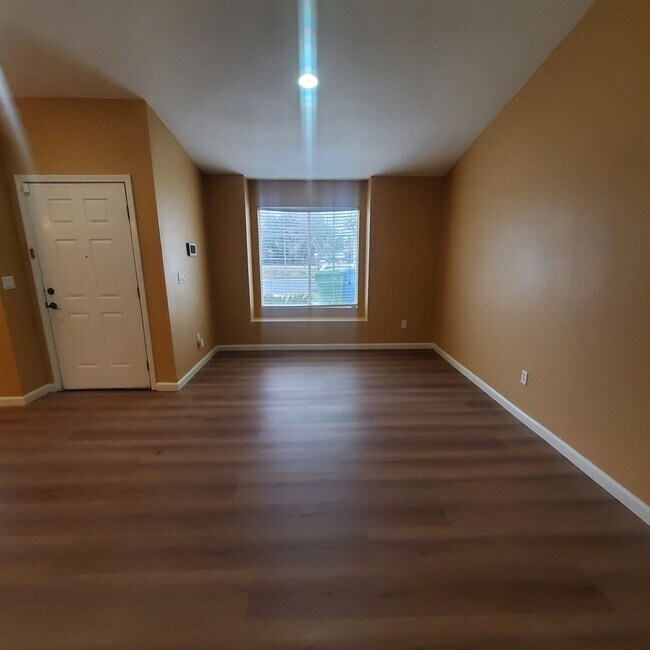 Building Photo - Single Story 3/2 with Great Open Floorplan in Brentwood