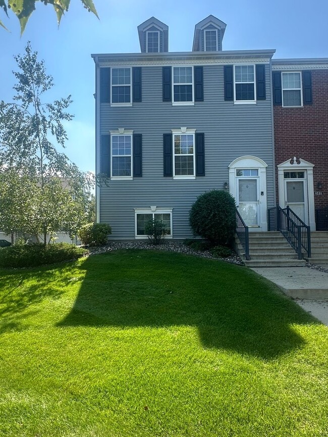 Building Photo - Gorgeous 4 Bedroom/3.5 Bath Luxury Townhom...