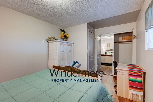 Building Photo - Fully-Furnished Cozy 3 Bedroom Home - Shor...