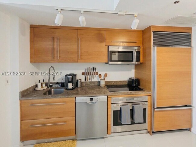 Building Photo - 475 Brickell Ave