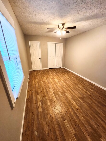 Building Photo - 5230 Beach Dr