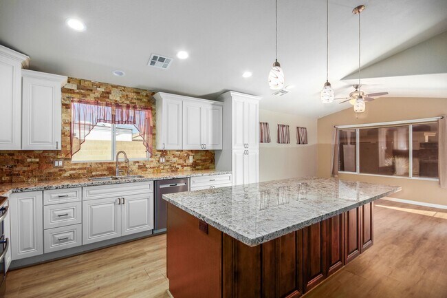 Building Photo - COMING SOON! Spacious 3 Bed, 2 Bath Home in Mesa