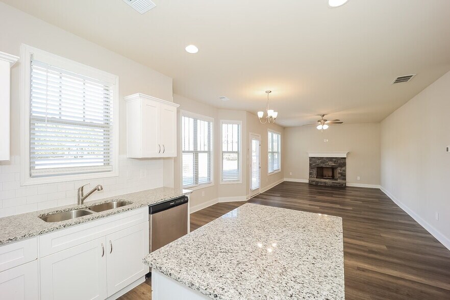 Building Photo - 425 Flowery Branch Ct