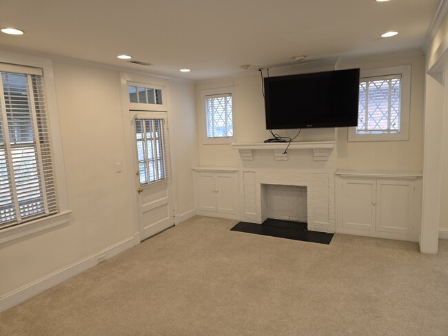 Building Photo - 621 W Princess Anne Rd