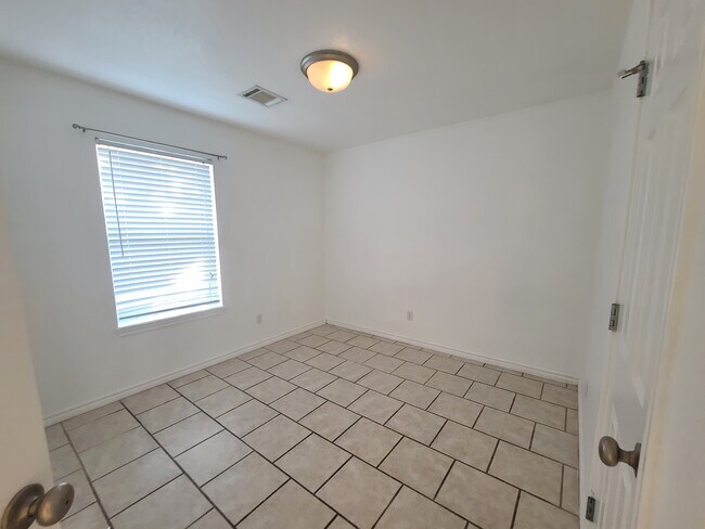 Building Photo - 2637 Symphony Park Dr