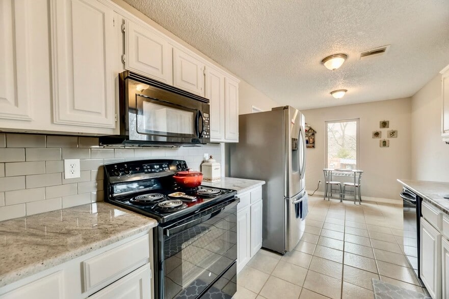 Building Photo - 425 Country View Ln