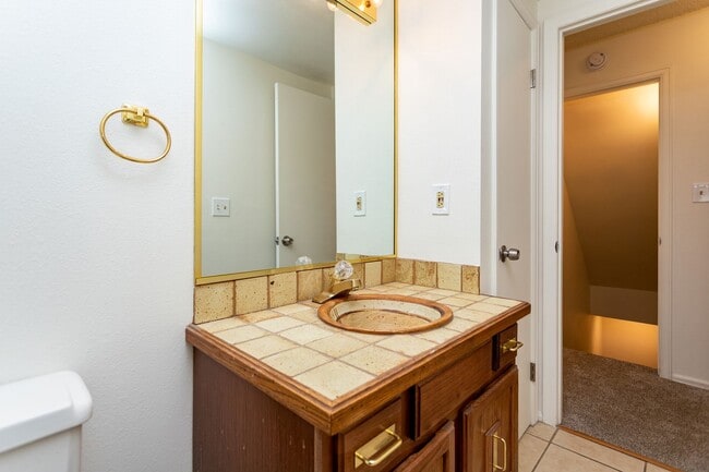 Building Photo - Beautifully Maintained Townhome with Fantastic Amenities