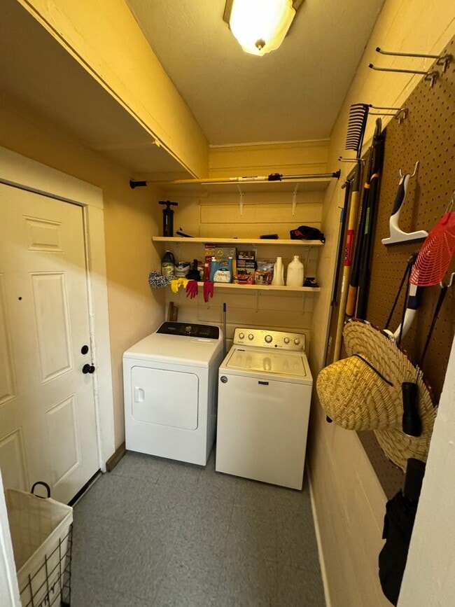 Building Photo - Cute and private....