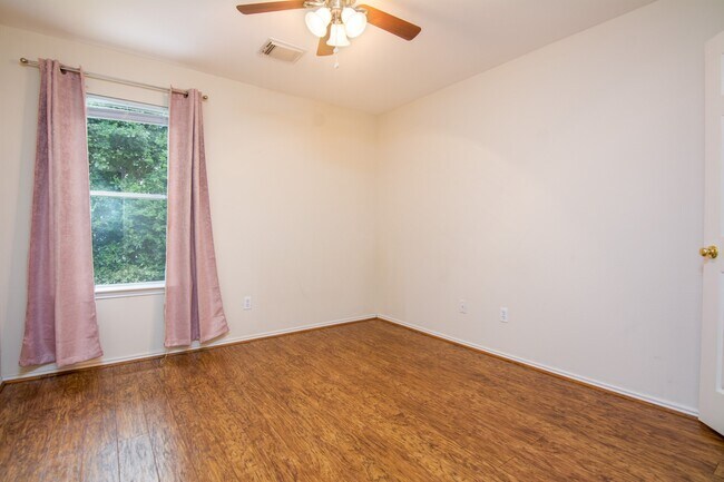 Building Photo - 127 N Villa Oaks Dr