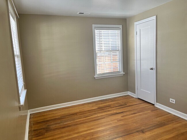 Building Photo - Quaint 2 Bedroom Duplex in the Highlands!!!