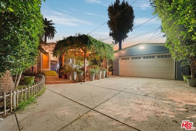 Building Photo - 1458 W 48th St