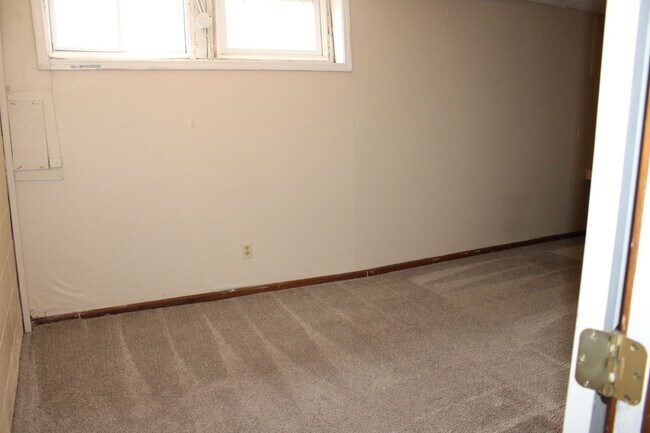 Building Photo - House for rent! 2 kitchens 3 Baths! Close ...