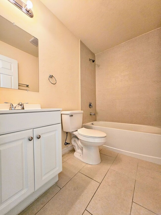 Building Photo - Stunning 3 Bed / 2 Bath Duplex w/ Garage –...