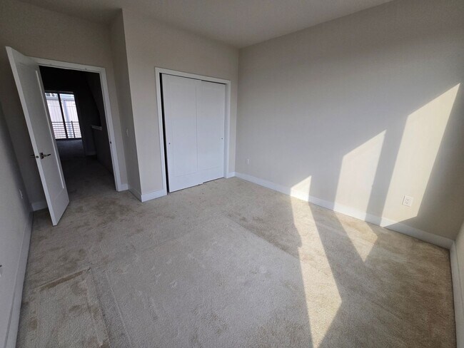 Building Photo - Gorgeous 3BD/2.5BA Waterfront Townhome!