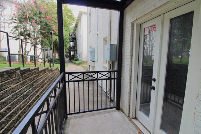 Building Photo - (Coming Soon) 2 Bedroom Condo on Park Road!