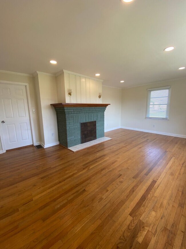 Building Photo - PRE-LEASE JULY 15th! - Adorable 4 bedroom 2.5 bath house in Athens, Ga.