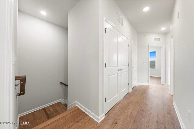 Building Photo - 20 Barton Ave