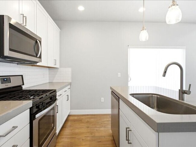 Building Photo - Herriman Lovely 3 bed, 2.5 bath Townhome