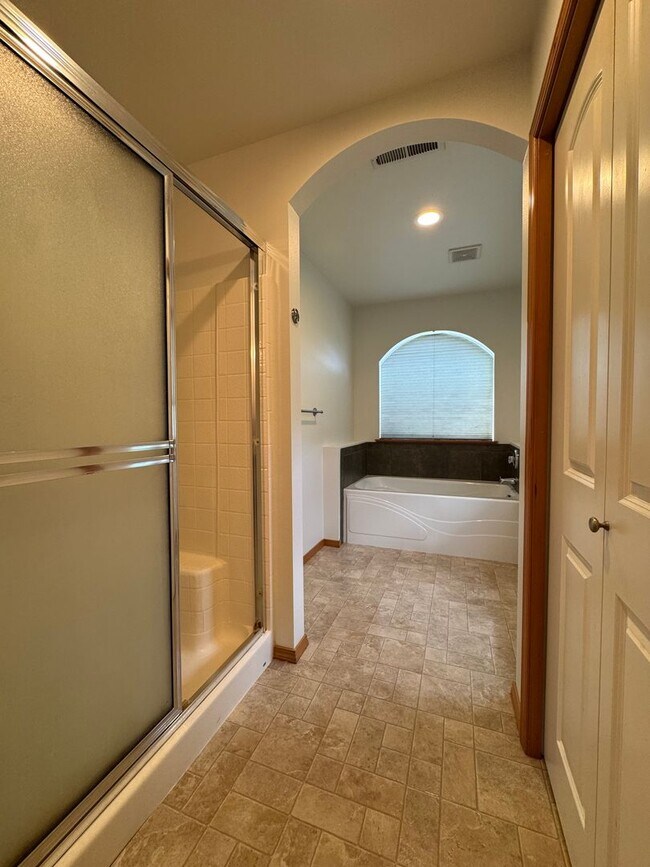 Building Photo - Large 4 Bed Rental in Established Neighbor...