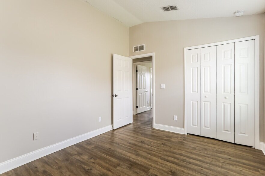 Building Photo - 3163 Pine Haven Dr
