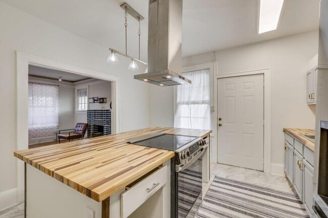 Building Photo - 818 5th St