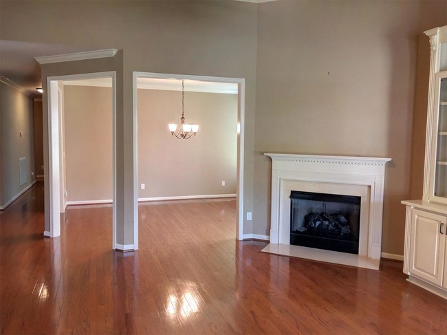 Building Photo - 2907 Blossom Park Drive Southeast