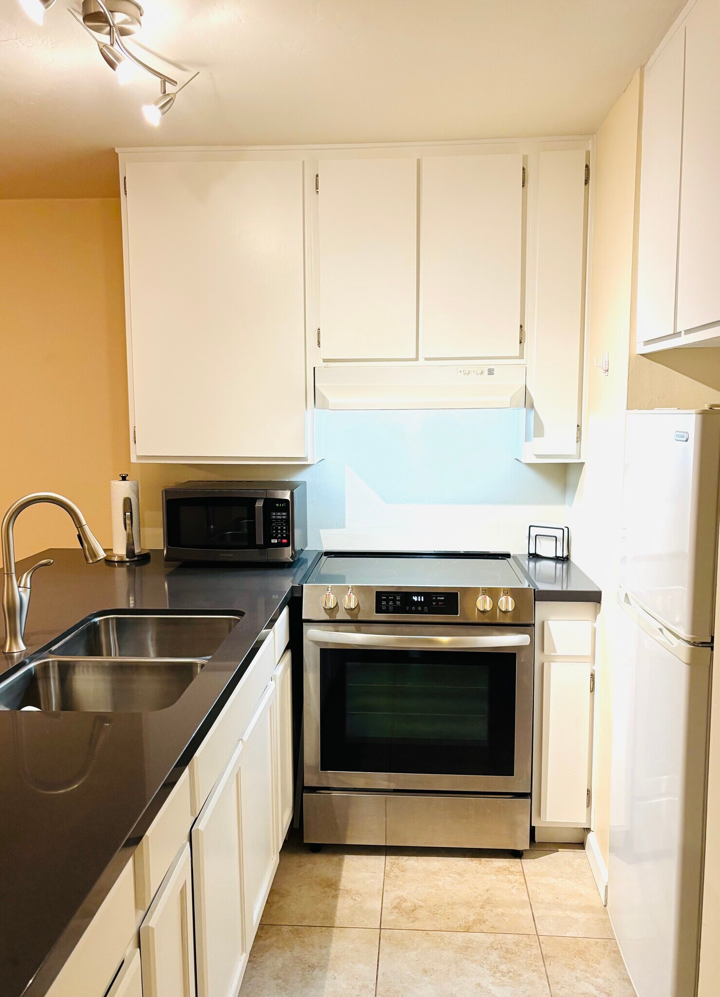 kitchen, lots of cabinets - 4600 Lamont St