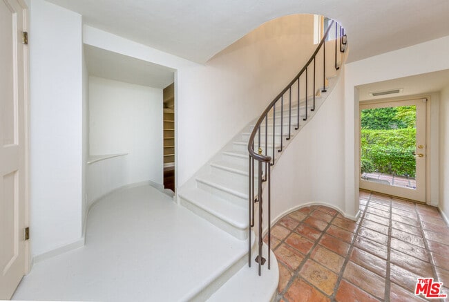 Building Photo - 1290 Sunset Plaza Dr