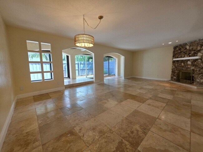 Building Photo - Spacious Townhome in The Trails
