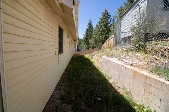 Building Photo - Spacious Three Bedroom