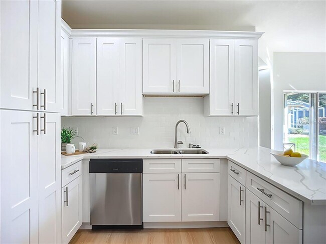 Building Photo - 2960 Sandringham Pl