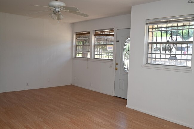 Building Photo - 1512 Parkdale Dr