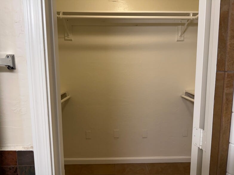 Building Photo - 722 E Encanto Dr