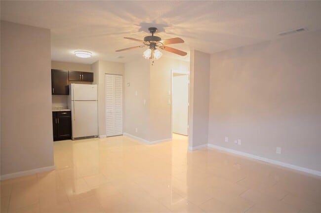 Building Photo - 416 Lakeside Dr