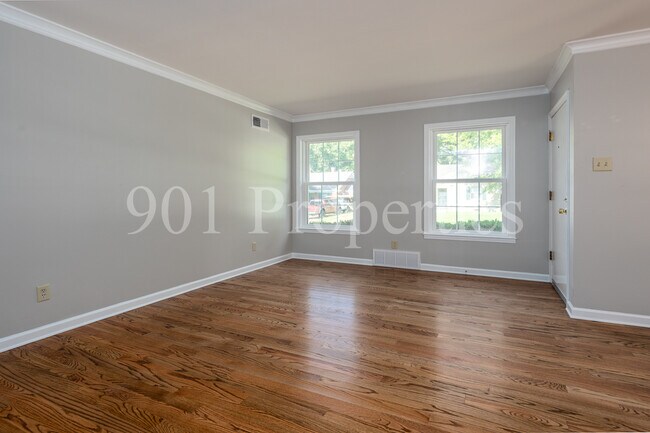 Building Photo - 680 Loeb St