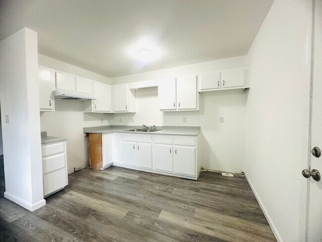 Building Photo - 746 Edgemont Ave